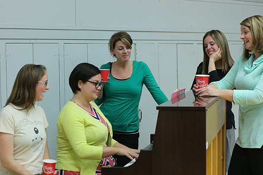 Wonderettes-around-piano.jpg